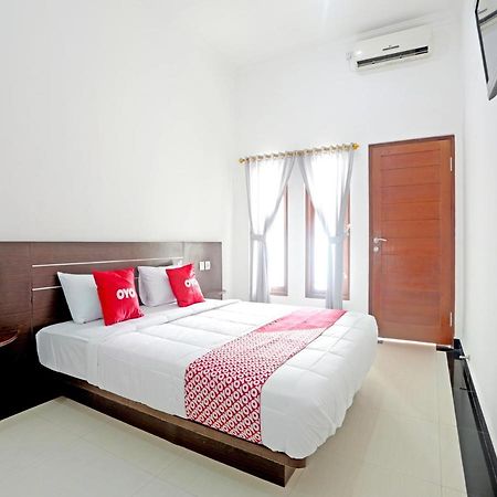Oyo 90859 Cahaya Guest House Pesanggaran Bagian luar foto